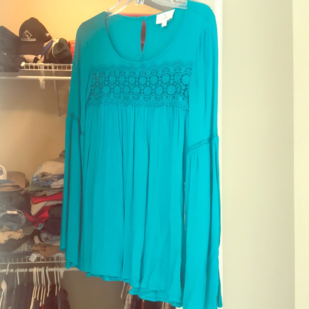 Long sleeve shirt.